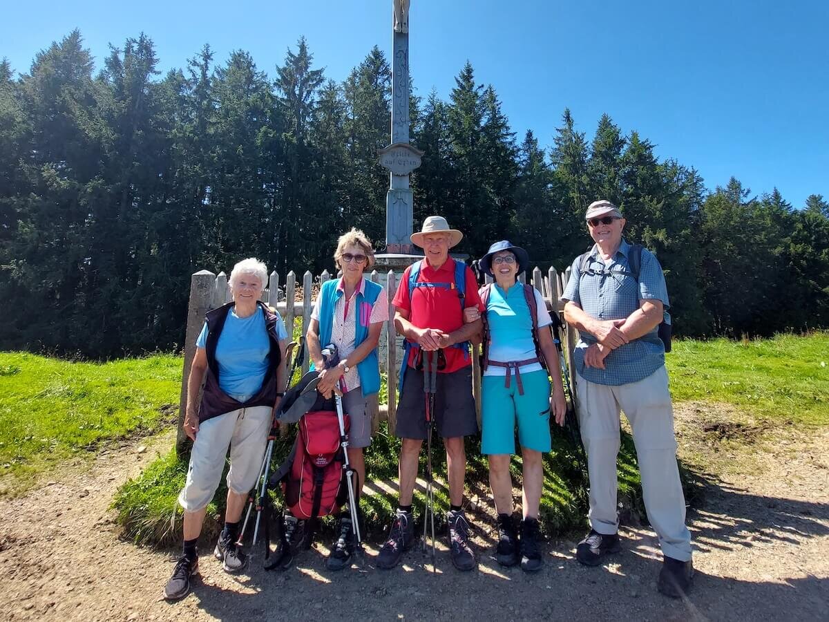 Wanderung mit Seniorengruppen | © DAV Markt Schwaben Eine Gruppe von Senioren genießt eine gemeinsame Wanderung durch die Natur, umgeben von wunderschöner Landschaft und frischer Luft. | © DAV Markt Schwaben
