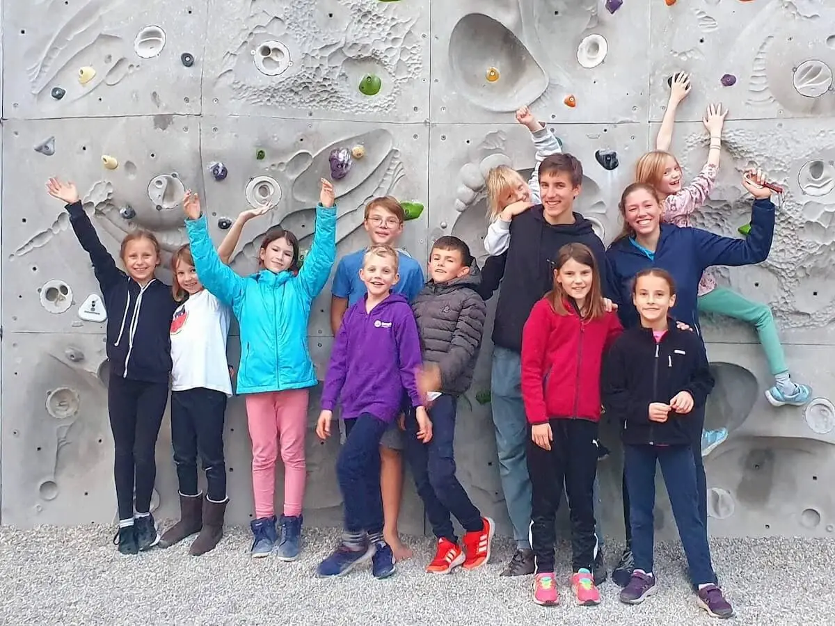 Mitglieder und Jugendleiter der Jugendgruppe Bergdohlen vor einer Kletterwand. | © DAV Markt Schwaben | Foto Anna Maria Blau