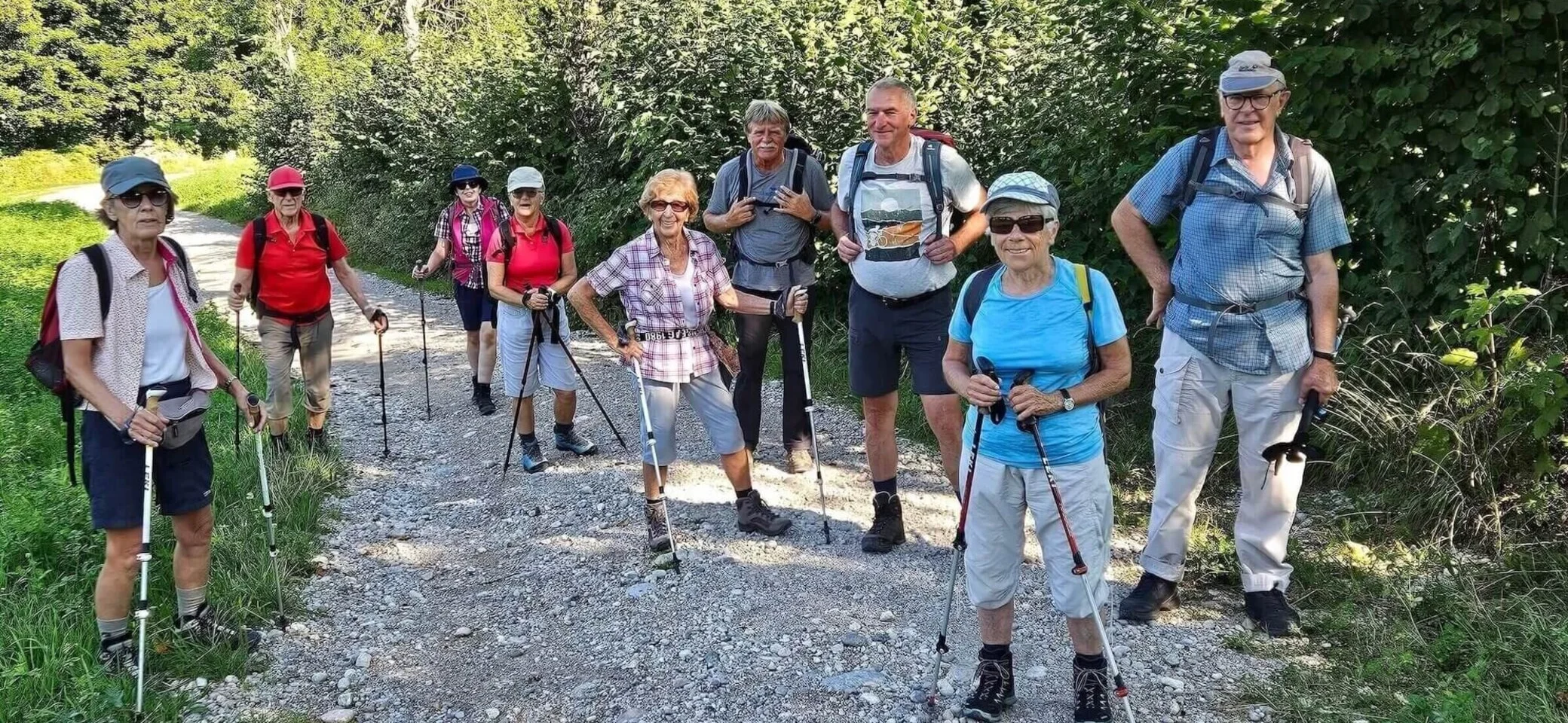 Eine Gruppe aktiver Seniorinnen und Senioren erkundet gemeinsam die Natur – ausgestattet mit Wanderrucksäcken und Trekkingstöcken genießen sie die Gemeinschaft auf einem idyllischen Waldweg. | © DAV Markt Schwaben | Foto: Hubert Inhofer
