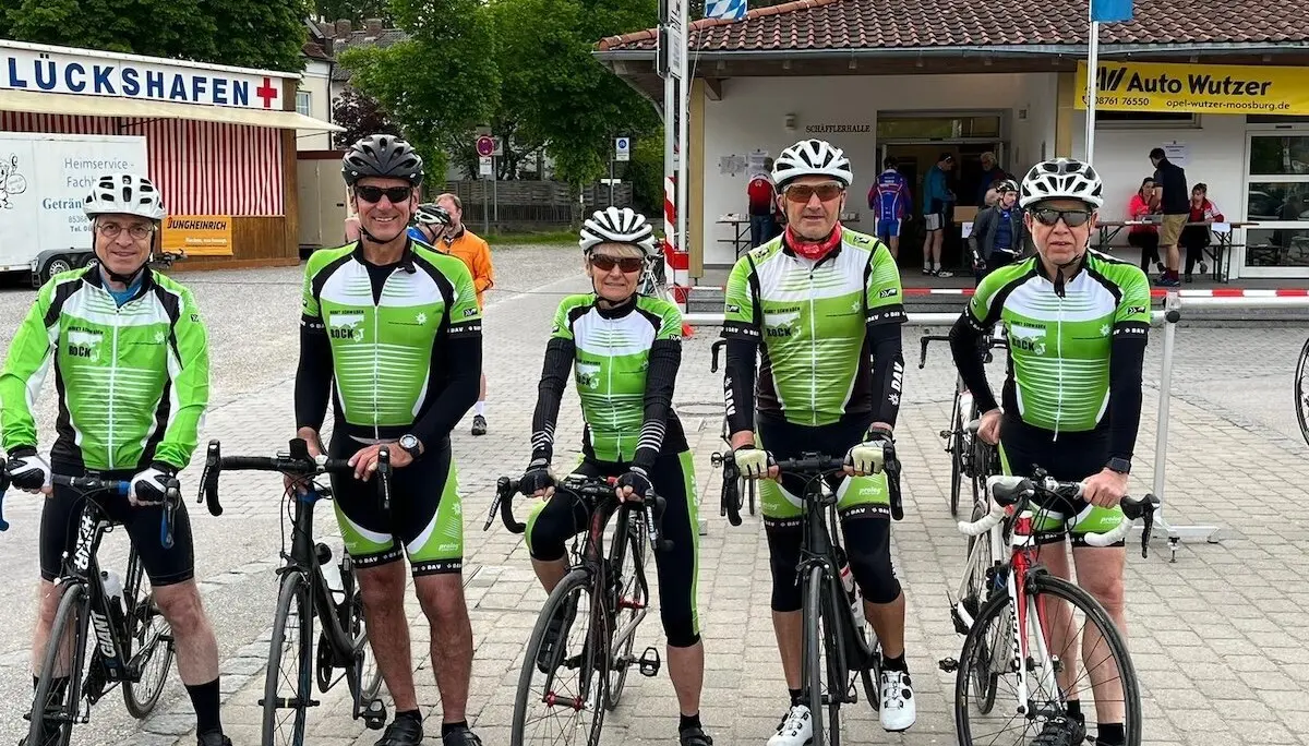 Fünf Radfahrer in einheitlicher Kleidung stehen mit ihren Rädern vor Gebäuden; Veranstaltungsszene im Freien. | © DAV Markt Schwaben