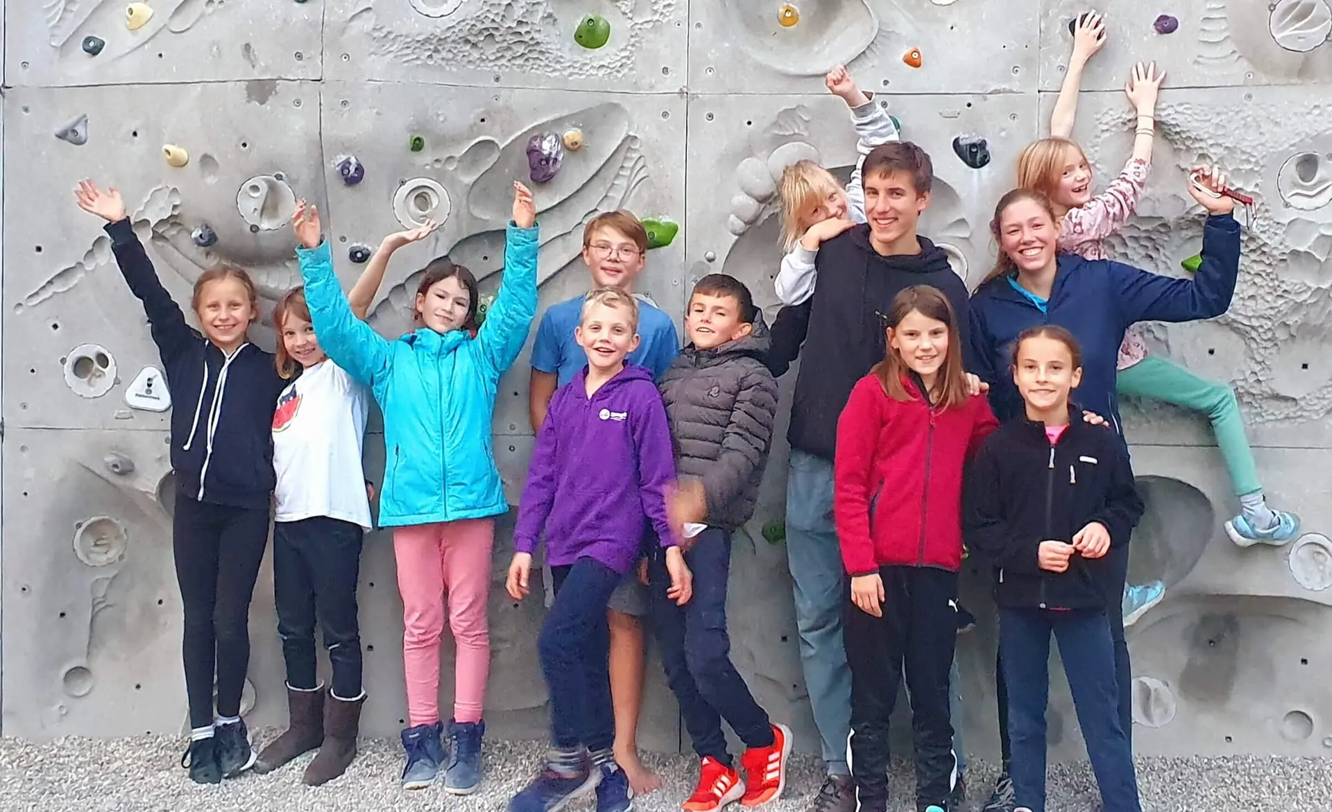 Mitglieder und Jugendleiter der Jugendgruppe Bergdohlen vor einer Kletterwand. | © DAV Markt Schwaben | Foto Anna Maria Blau
