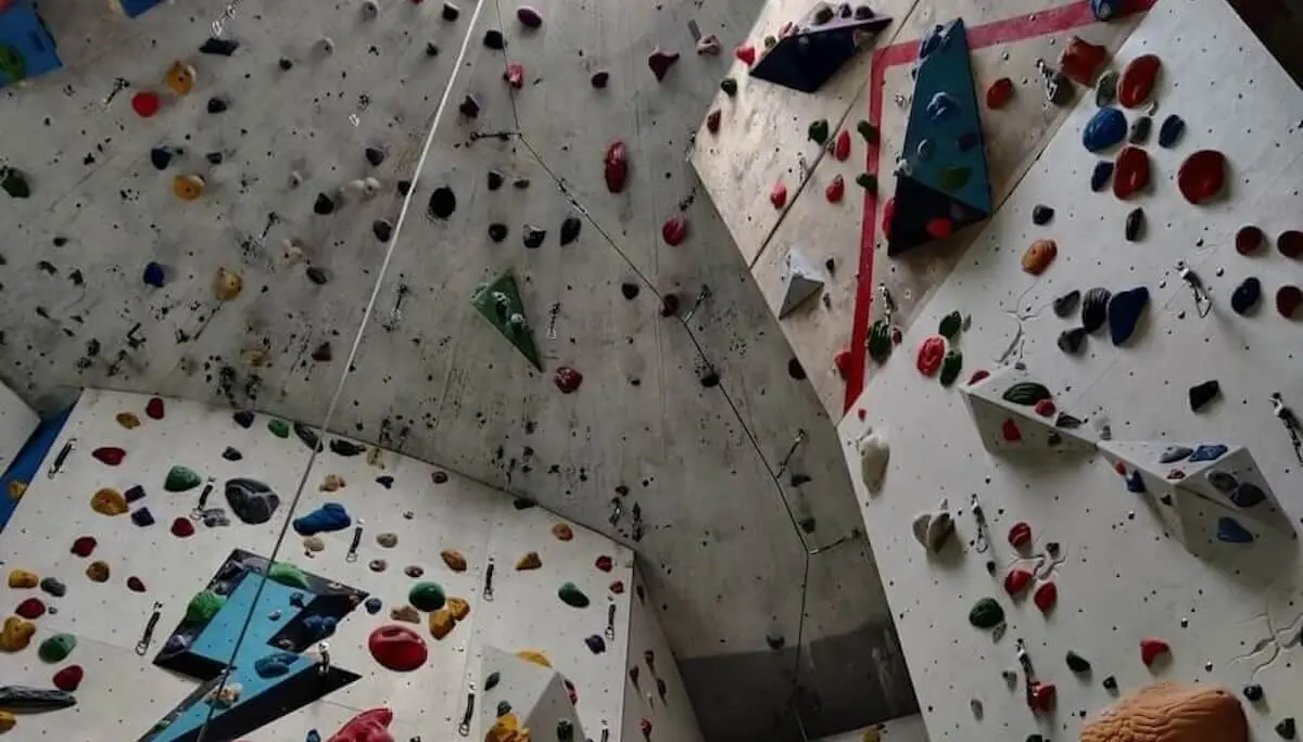 Indoor‑Kletterhalle mit farbigen Griffen, Seilen und überhängenden Wandbereichen; gut beleuchteter Bereich unter einem runden Oberlicht. | © DAV Markt Schwaben · 2022