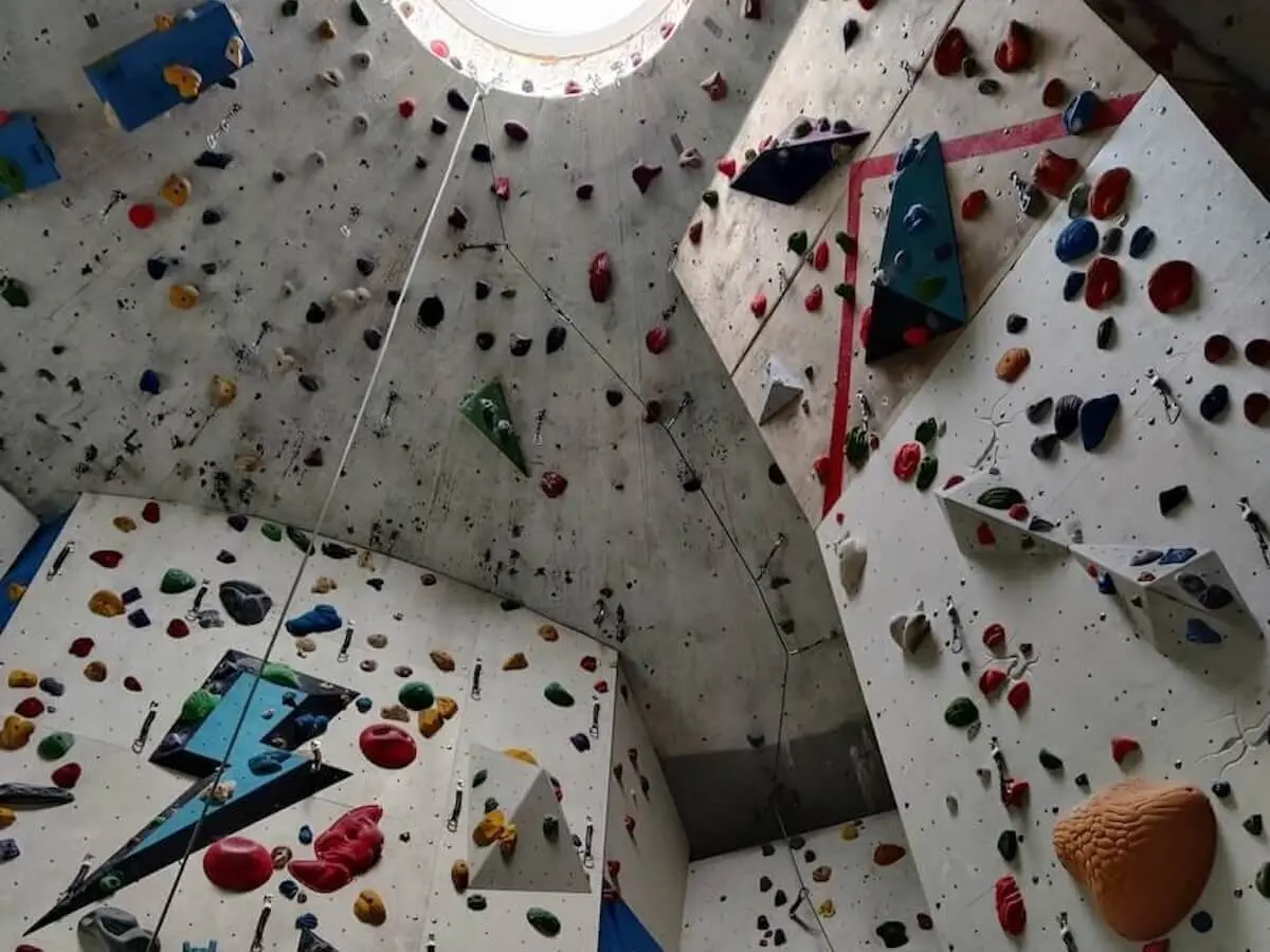 Indoor‑Kletterhalle mit farbigen Griffen, Seilen und überhängenden Wandbereichen; gut beleuchteter Bereich unter einem runden Oberlicht. | © DAV Markt Schwaben · 2022