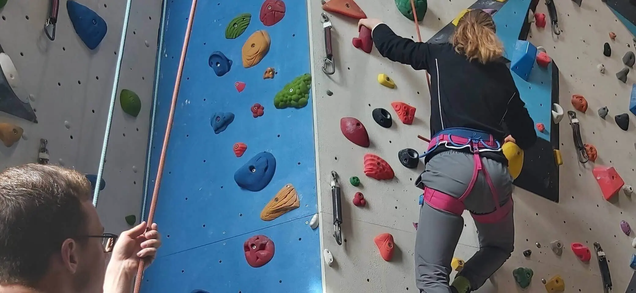 Teilnehmer eines Toprope-Kletterkurses üben das gesicherte Klettern an einer Indoor-Kletterwand. | © DAV Markt Schwaben | Foto Claudia Oßwald