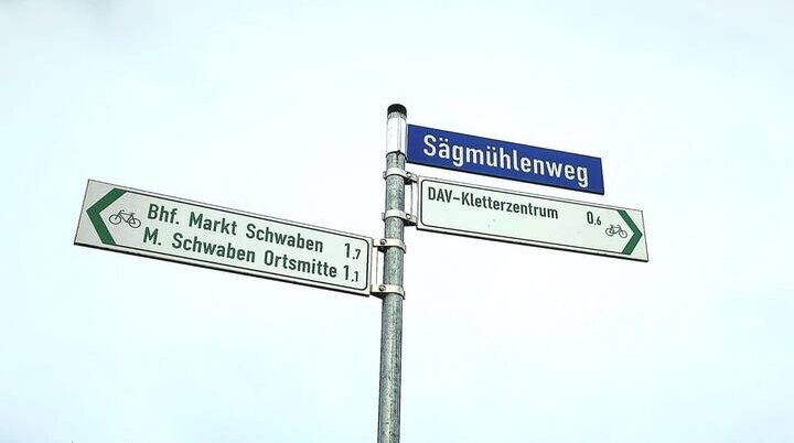 Ein Straßenschild weist den Weg zum DAV-Kletterzentrum und wichtigen Zielen in Markt Schwaben – eine Orientierungshilfe für Besucher der Geschäftsstelle. | © DAV Markt Schwaben