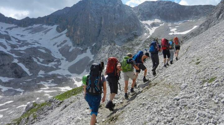 Eine Gruppe von Bergsteigern erklimmt gemeinsam eine sommerliche Route – Abenteuer und Gemeinschaft mit der DAV-Sektion Markt Schwaben. | © Christine Strasser
