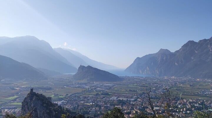 Blick ins grüne Tal mit See und Dorf, umrahmt von majestätischen Bergen im Sonnenlicht. | © DAV Markt Schwaben