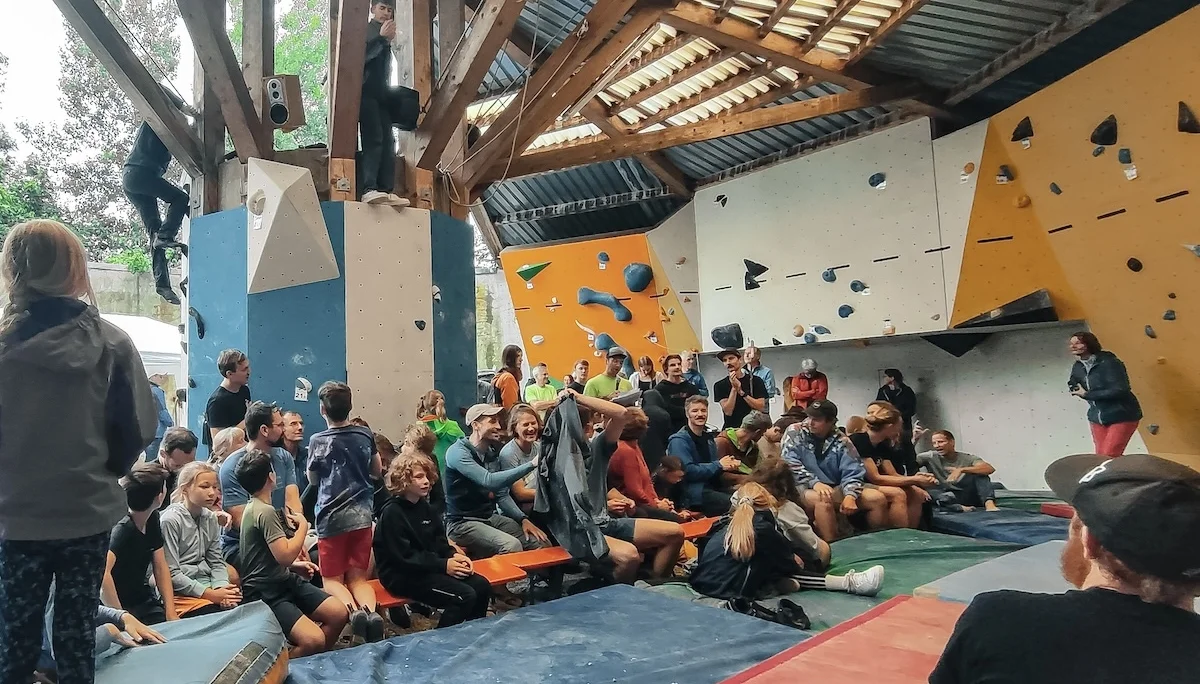 Publikum beim mitreißenden Finale | © DAV Markt Schwaben | Foto David Sigl Zahlreiche Zuschauer*innen verfolgen das packende Finale des Boulder-Cups 2025 – Stimmung pur im Kletterzentrum Markt Schwaben. | © DAV Markt Schwaben | Foto David Sigl