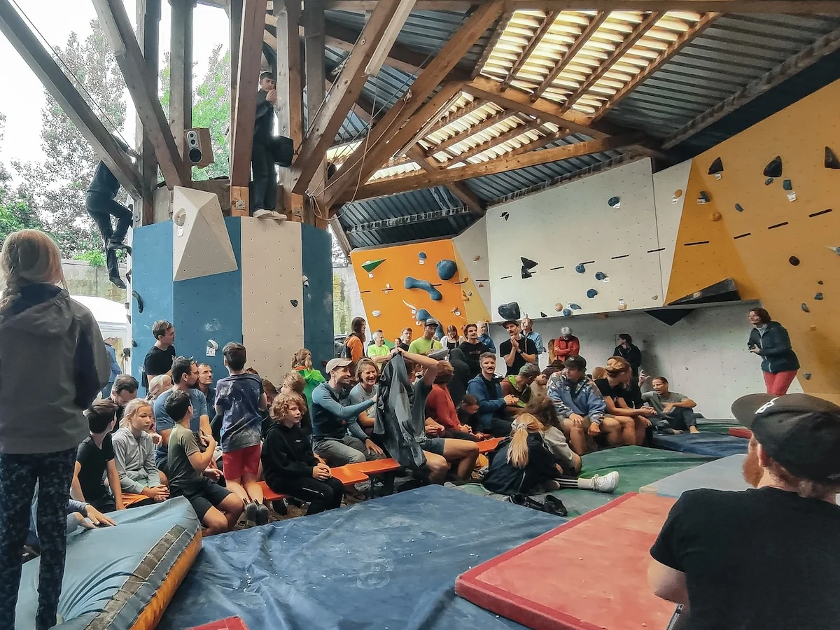 Publikum beim mitreißenden Finale | © DAV Markt Schwaben | Foto David Sigl Zahlreiche Zuschauer*innen verfolgen das packende Finale des Boulder-Cups 2025 – Stimmung pur im Kletterzentrum Markt Schwaben. | © DAV Markt Schwaben | Foto David Sigl
