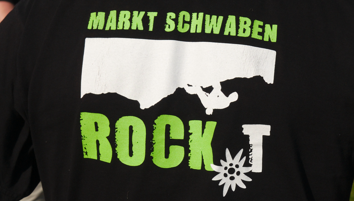 Person trägt ein schwarzes T-Shirt mit dem 'Markt Schwaben Rocks' Print auf dem Rücken. | © DAV Markt Schwaben | Foto Thomas Schäffler 2018