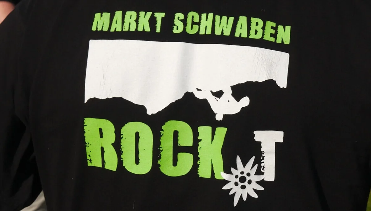 Person trägt ein schwarzes T-Shirt mit dem 'Markt Schwaben Rocks' Print auf dem Rücken. | © DAV Markt Schwaben | Foto Thomas Schäffler 2018