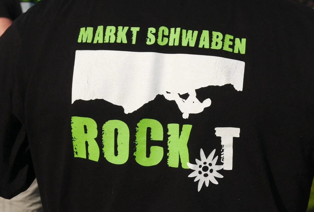 Person trägt ein schwarzes T-Shirt mit dem 'Markt Schwaben Rocks' Print auf dem Rücken. | © DAV Markt Schwaben | Foto Thomas Schäffler 2018