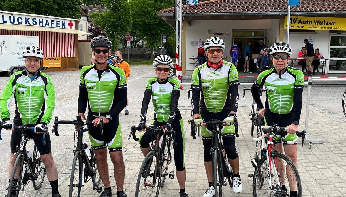 5 Personen mit Fahrrädern in Radtrikots des DAV Markt Schwaben | © DAV Markt Schwaben