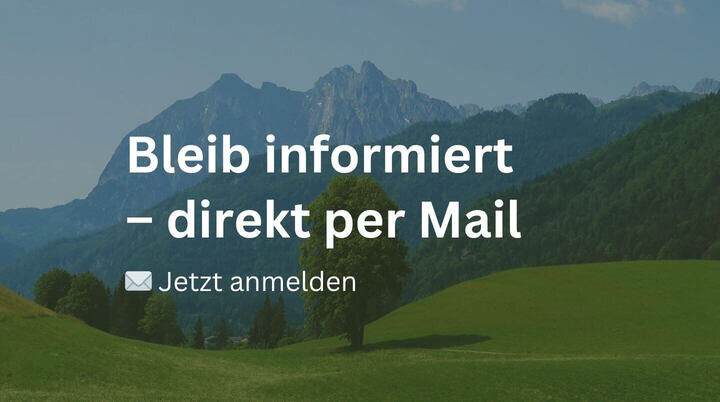 Der Text „Bleib informiert – direkt per Mail. Jetzt anmelden.“ ist über einem Hintergrund mit Bergen und Wäldern gelegt. | © DAV Markt Schwaben | Foto Susanne Mayerl