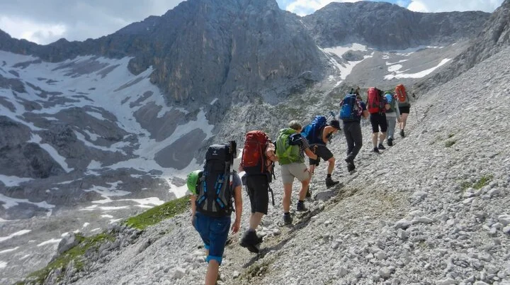Eine Gruppe von Bergsteigern erklimmt gemeinsam eine sommerliche Route – Abenteuer und Gemeinschaft mit der DAV-Sektion Markt Schwaben. | © DAV Markt Schwaben | Foto Christine Strasser