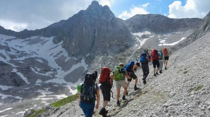 Eine Gruppe von Bergsteigern erklimmt gemeinsam eine sommerliche Route – Abenteuer und Gemeinschaft mit der DAV-Sektion Markt Schwaben. | © DAV Markt Schwaben/Christine Strasser