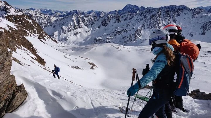 Gemeinsam unterwegs im Hochgebirge – unsere Touren und Kurse verbinden Naturerlebnis, Gemeinschaft und sportliche Herausforderung für jedes Alter. | © DAV Markt Schwaben · Foto: Florian Streit, Skitouren-Ausbildung Jan 2025