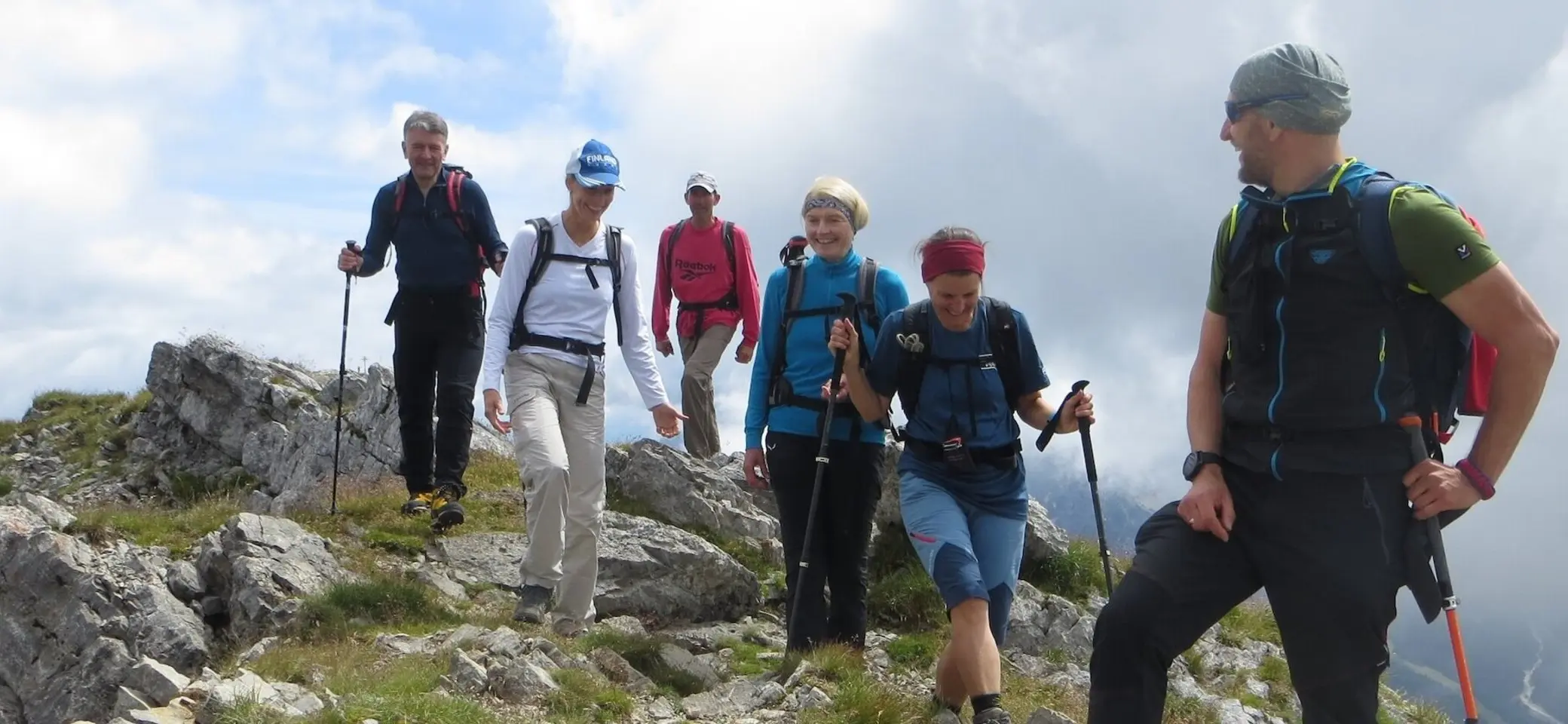 Gruppe von Wanderern auf einem alpinen Bergweg. Viele Tourenleiter und Ehrenamtliche der DAV Sektion Markt Schwaben haben ihre ersten Schritte über eine DAV-Ausbildung gemacht. | © Daniel 2022