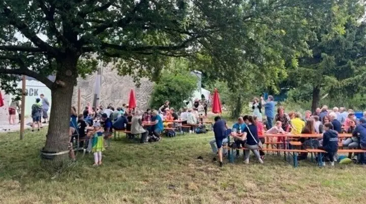 Gruppenbild beim Sommerfest des DAV Markt Schwaben mit Gästen vor dem Kletterzentrum. | © DAV Markt Schwaben | Foto Markus Sellmeier