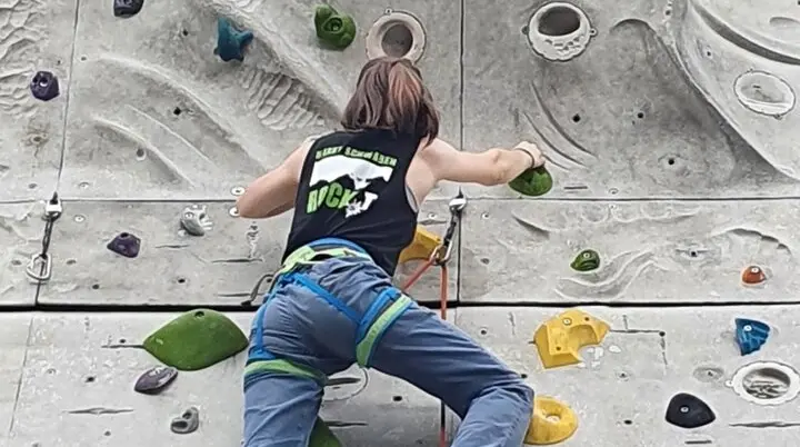 Teilnehmer eines Vorstieg-Kletterkurses lernen das selbstständige Klettern und Sichern an einer Kletterwand. | © DAV Markt Schwaben | Foto Anna Maria Blau
