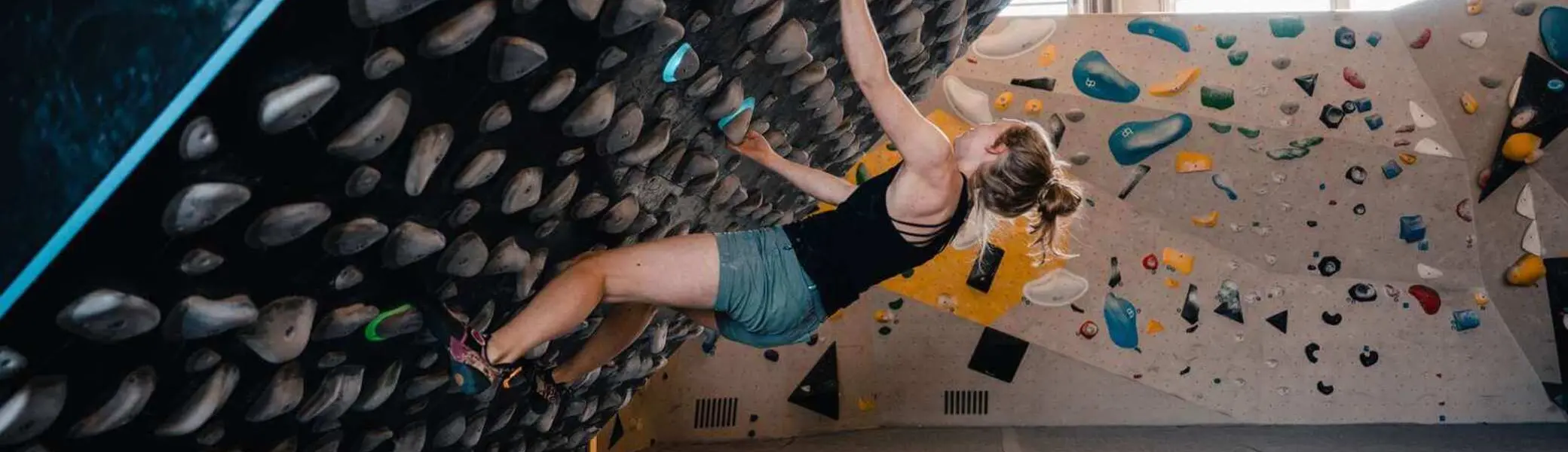 Eine Frau beim Bouldern am Kilterboard im DAV Kletter- und Boulderzentrum München-Nord. | © DAV/Marisa Koch