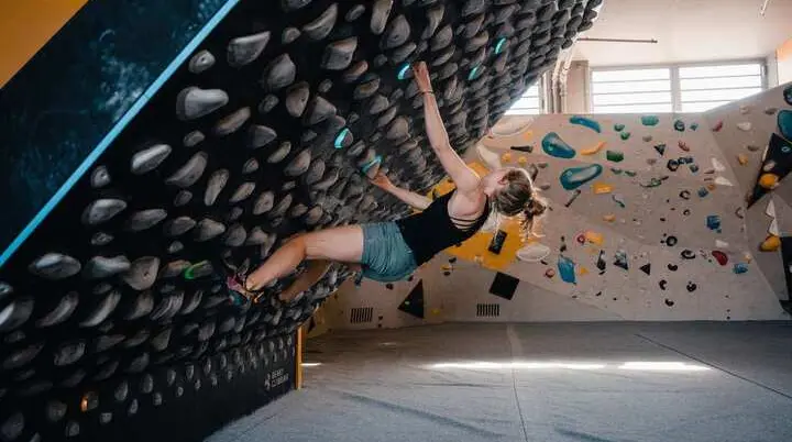 Eine Frau beim Bouldern am Kilterboard im DAV Kletter- und Boulderzentrum München-Nord. | © DAV/Marisa Koch