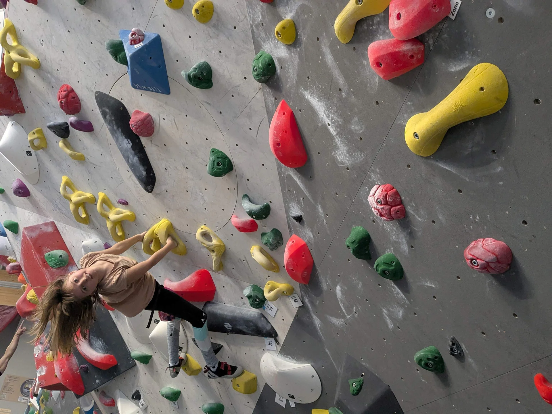 Lucia liebt das Bouldern in der inklusiven Gruppe | © DAV-Sektion Memmingen