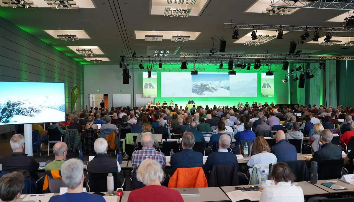 Rund 400 Delegierte aus den DAV-Sektionen stimmten über die Themen auf der außerordentlichen Hauptversammlung ab | © DAV / Julia Behl