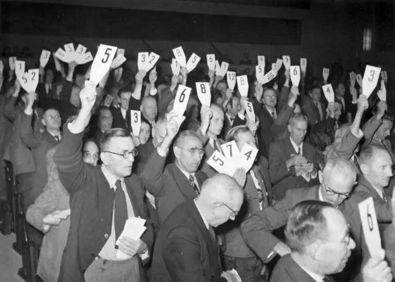 Die Delegierten stimmen ab auf der Hauptversammlung 1950 in Würzburg. | © DAV / Archiv